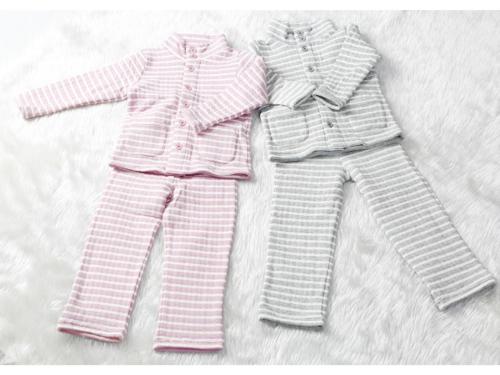 zwei Kleidungsstücke, die auf einem Bett liegen in der Unterkunft Hotel Sunlife Garden - Vacation STAY 55396v in Hiratsuka