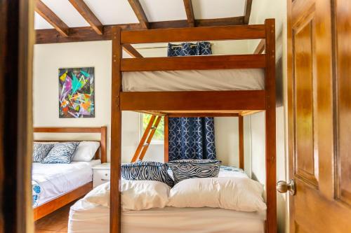 1 Schlafzimmer mit 2 Etagenbetten in einem Zimmer in der Unterkunft Rancho AlMar - Gaviota in Sonsonate