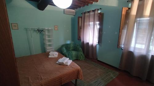 Zimmer mit einem Bett und einer grünen Wand in der Unterkunft CASA MANSI ROOMS AND HOSPITALITY in Lucca