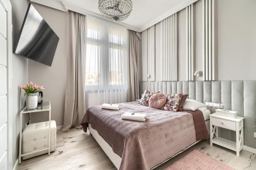 a bedroom with a bed and a large window at Stawa Villa & Apart in Świnoujście