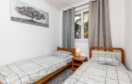 - une chambre avec 2 lits et une fenêtre dans l'établissement Stunning Apartment In Spincici With Wifi, à Jušići