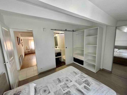 a white room with a bed and a bedroom at F2 Cosy Centre Ville in Ajaccio