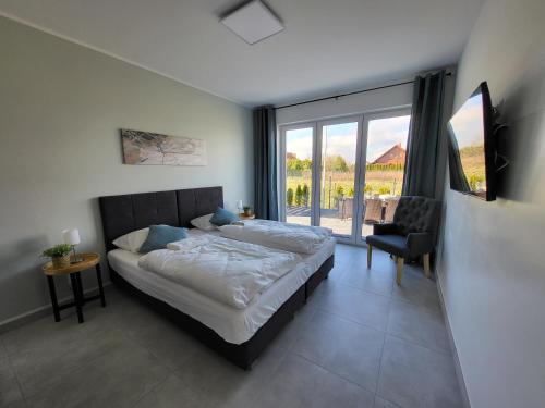 Postel nebo postele na pokoji v ubytování Robson Beach I Sauna, Jacuzzi