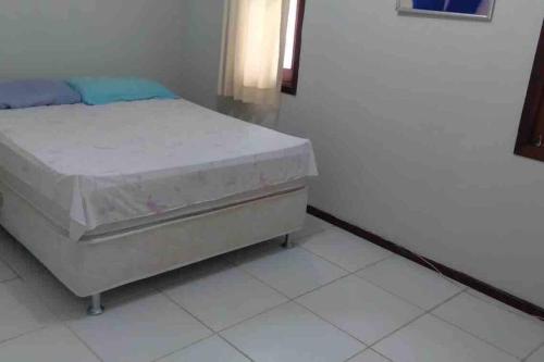 - une chambre avec un lit dans l'établissement Chalé em Guaramiranga, à Guaramiranga