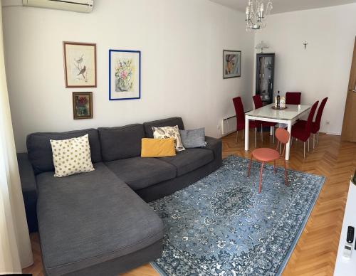 een woonkamer met een bank en een tafel bij Karla in Split