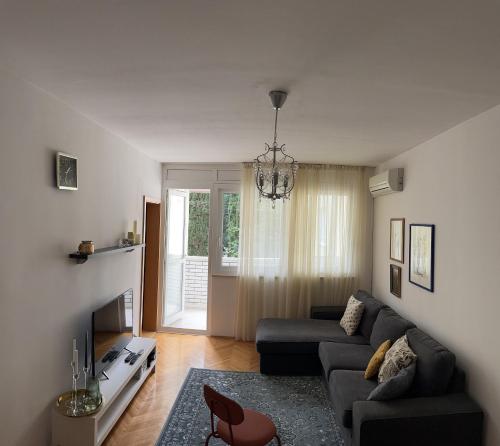 - un salon avec un canapé et une table dans l'établissement Karla, à Split