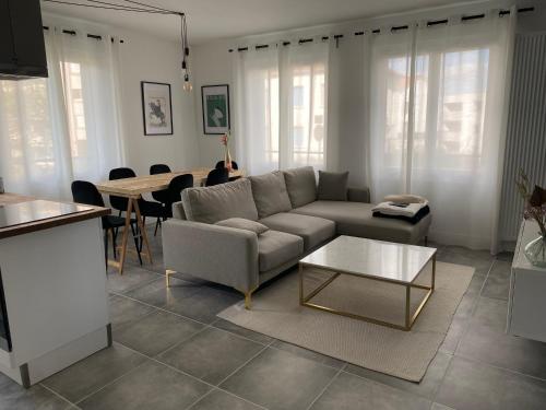 - un salon avec un canapé et une table dans l'établissement Superbe appart à Clermont-Ferrand Parking privé, à Clermont-Ferrand