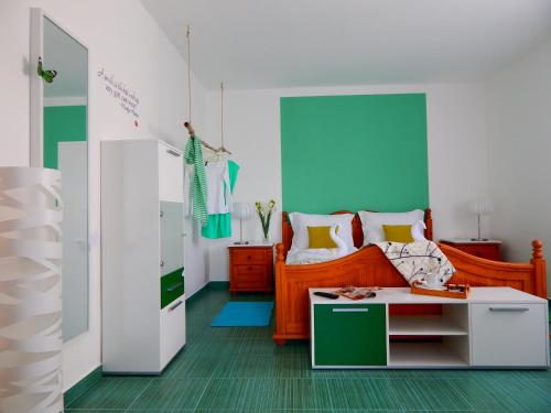 pokój z łóżkiem i stołem w obiekcie Apartments & Rooms Marinka w mieście Zadar