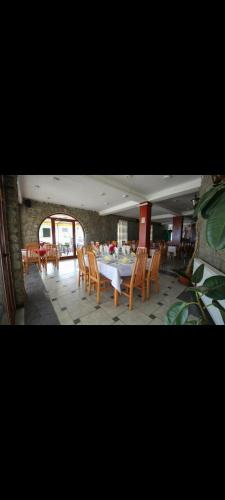 comedor con mesa y sillas en Hotel Riva, en Resen