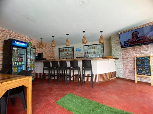 a bar in a restaurant with a brick wall at Bungalow Jatun Mama in Ventanilla