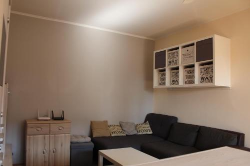 Apartment في بودابست: غرفة معيشة مع أريكة وطاولة