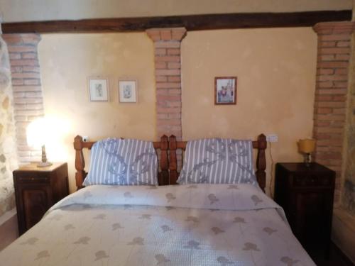 Schlafzimmer mit einem Bett mit blauer und weißer Bettwäsche in der Unterkunft Casa Vacanza Bel Panorama Collina Versilia in Culla