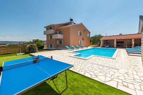 Πισίνα στο ή κοντά στο Villa Ivana holiday home