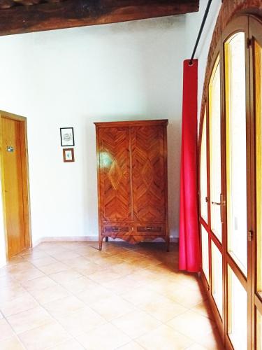 a room with a wooden door and a tiled floor at Borgo de' Muracci in Ribolla
