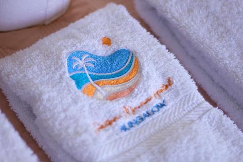 a towel with a picture of a beach on it at Bungalow Jatun Mama in Ventanilla