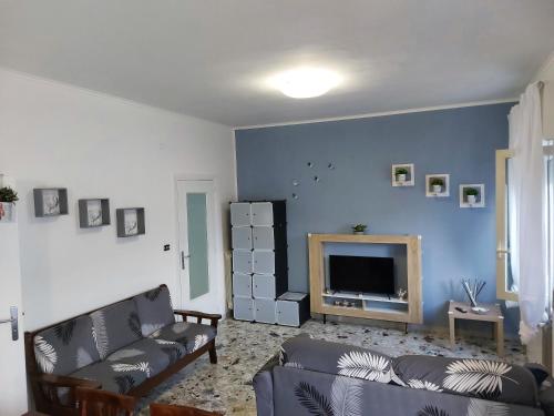 a living room with a couch and a television at Casa vacanza Mamma Maria in Trecase