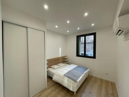 a white bedroom with a bed and a window at Charmant appart / 4 pers /2 ch /centre/Vieux-Port in Marseille