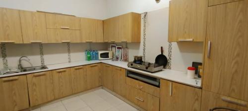 Кухня или мини-кухня в Haven Lodge, Bahria Orchard, Lahore
