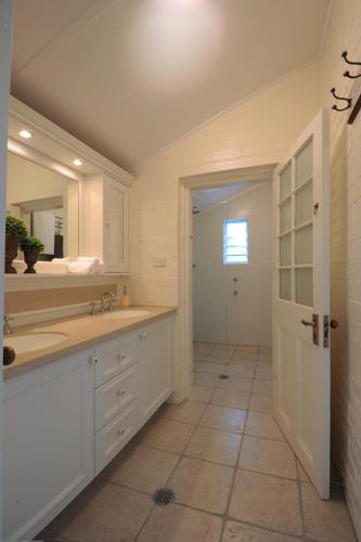 a bathroom with a sink and a mirror at Cottage 79 in Orange