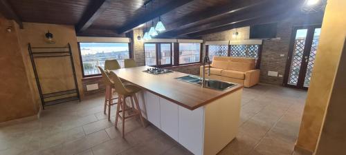 eine Küche und ein Wohnzimmer mit einer Theke und einer Couch in der Unterkunft THE DREAM in Villa San Giovanni