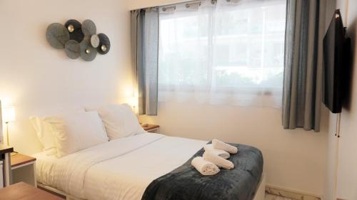 une chambre avec un lit avec deux serviettes dessus dans l'établissement Proche Croisette, Studio moderne by Palmazur Vacances, à Cannes