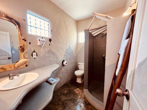 Un baño de Hotel La Tortuga