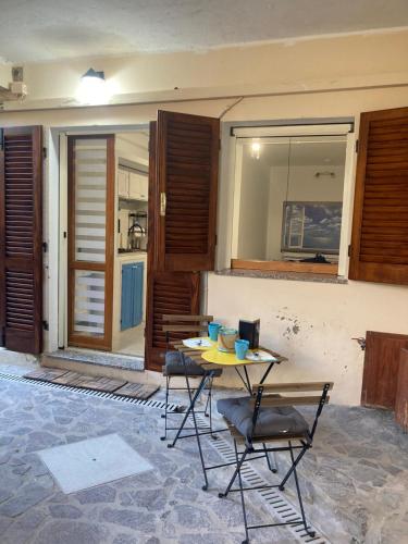 a table and two chairs in a room with a table at Casa Vacanze Casti 42 in Calasetta