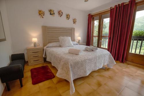 Bernúy的住宿－Apartament rural Lo Pamano，一间卧室配有一张床,上面有两条毛巾