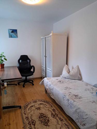 a bedroom with a bed and a desk and a chair at Muzicii 11 - Cozy Seaside Apartments in Năvodari
