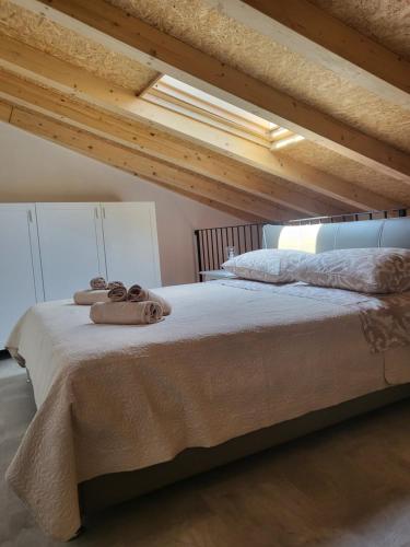 ein Schlafzimmer mit einem Bett mit zwei Handtüchern darauf in der Unterkunft Pjaceta in Cres