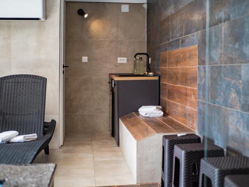 にあるRiverside house with pool jacuzzi and sauna in Croatiaのテーブルと椅子2脚、カウンターが備わる客室です。