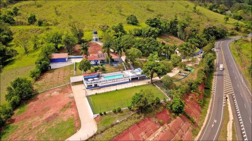 an aerial view of a house on a hill next to a road at Chácara das Araras in Lindóia