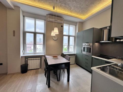 una cucina con un tavolo e una sala da pranzo di Broz Apartment a Belgrado