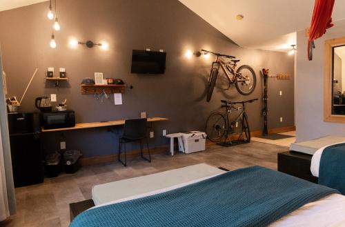 1 dormitorio con 1 cama y una bicicleta colgada en la pared en LOGE Mt. Shasta, en Mount Shasta