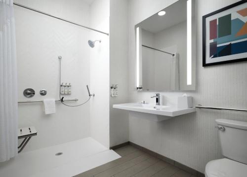 Un baño de Holiday Inn - Cincinnati - Liberty Way by IHG
