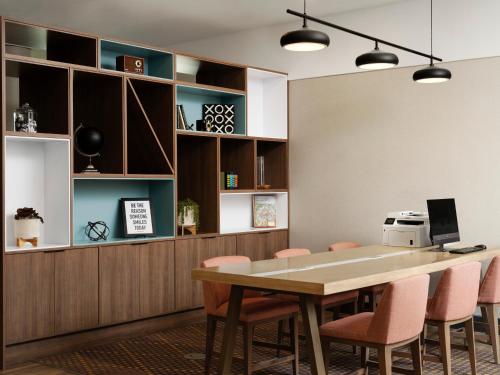Una cocina o cocineta en Holiday Inn - Cincinnati - Liberty Way by IHG