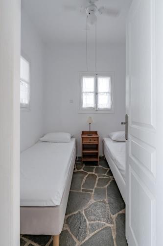 Katil atau katil-katil dalam bilik di Loutra Kythnos Suites