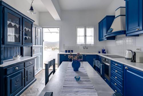 Dapur atau dapur kecil di Loutra Kythnos Suites