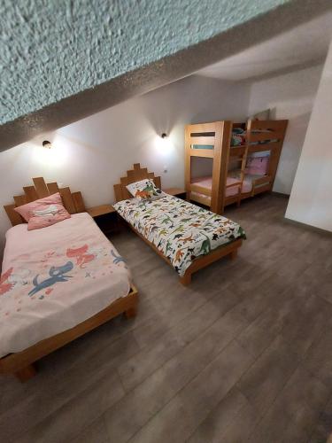 une chambre avec deux lits et une étagère dans l'établissement COTE SOLEIL, à Mimizan