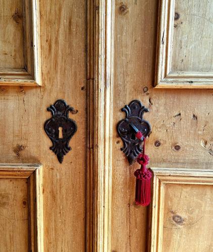 a wooden door with a black door knocker on it at Dolomitica, nuovo, fino a 6 Persone in Vols am Schlern