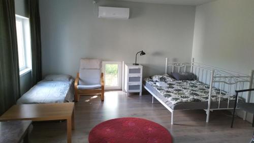 een slaapkamer met 2 stapelbedden en een stoel bij Guesthouse near Tallinn in Lehmja