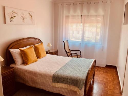 een slaapkamer met een bed en een raam bij Retorta do Pico - Alojamento Local in Caminha