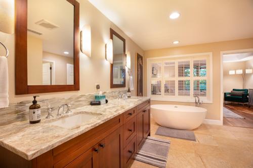 une salle de bain avec une baignoire, un lavabo et des toilettes dans l'établissement Mauna Lani Kamilo #123, à Waikoloa