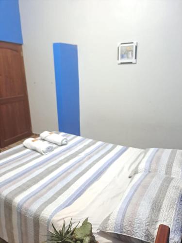 Una cama con dos toallas en una habitación en MI SELVA Y SU ENCANTO, en La Merced