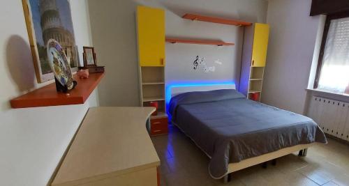una camera con un letto e un tavolo di LA DIMORA DELL'ARTISTA a San Zeno