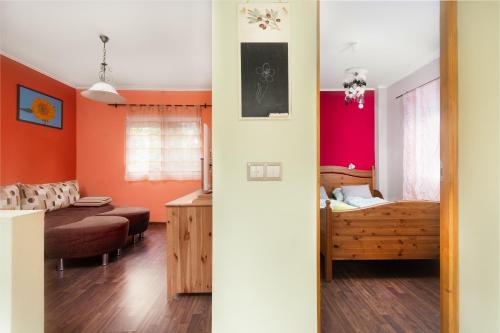uma sala de estar com paredes laranja e vermelha em LiliHome em Gárdony