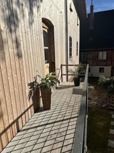 Ein Garten an der Unterkunft Urlaub in Einer Historischen Wassermühle an der Trave