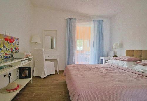 um quarto com uma cama, uma secretária e uma janela em Jediný domček Veľký Meder em Veľký Meder