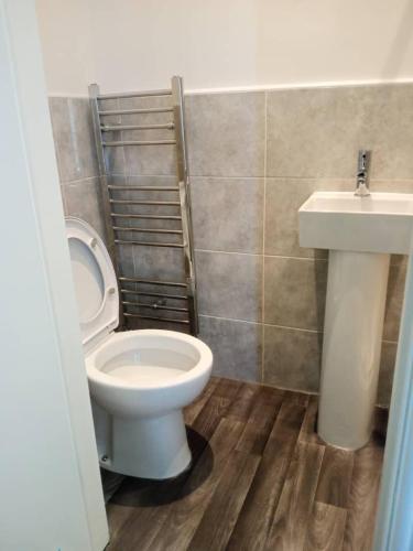 ein Bad mit einem WC und einem Waschbecken in der Unterkunft Ensuite double-bed (R4) close to Burnley city centre in Burnley
