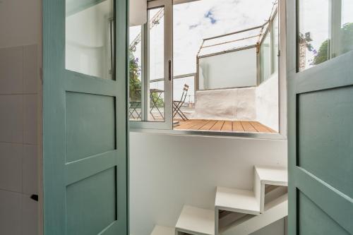 eine offene Tür zu einem Zimmer mit Balkon in der Unterkunft Dasi House in Porto